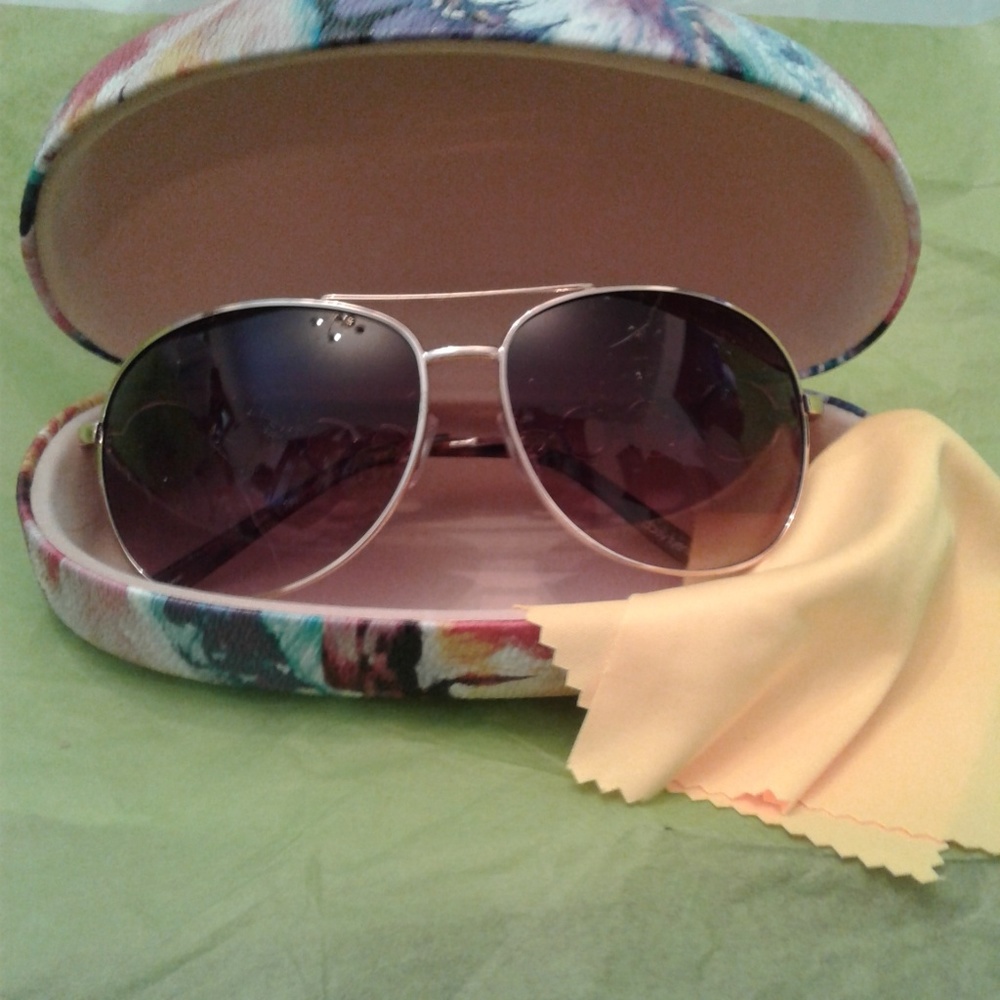 💜 Daisy Fuentes Purple/Gold Sunglasses w/Hard Shell Case 💜